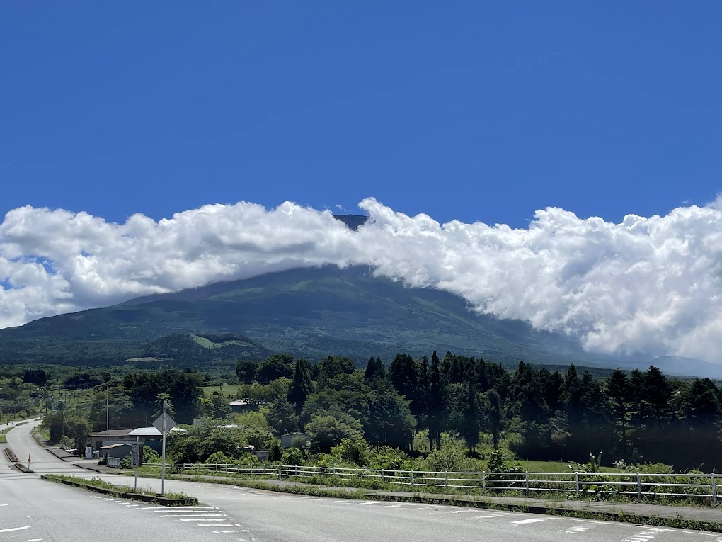 写真ー３　富士山／いい天気だが、雲が多い